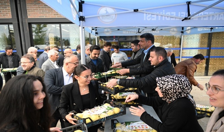 Başkan Kocaman meclis üyelerine ayva dağıttı