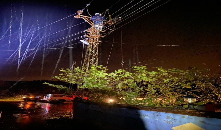 Başkent EDAŞ, fırtınanın enerji hatlarına zarar verdiği Zonguldakta çalışmalarını sürdürdü