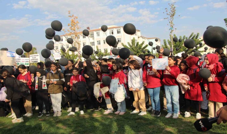 Batmanda Filistinli çocuklar için gökyüzüne siyah balon bırakıldı