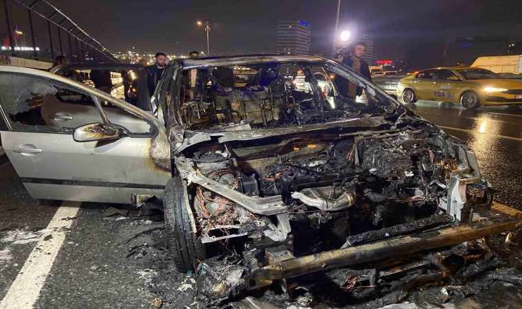 Bayrampaşada kına gecesinden dönen iki arkadaşın otomobili alev alev yandı