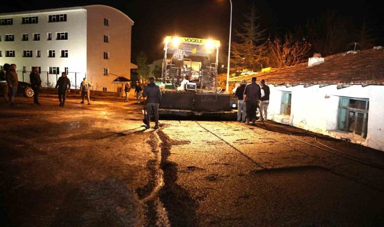 Belediyenin asfalt çalışmaları gece-gündüz devam ediyor