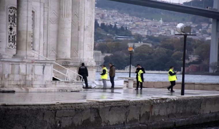 Beşiktaş’ta fırtına, beton blokları Büyük Mecidiye Camii’nin avlusuna savurdu