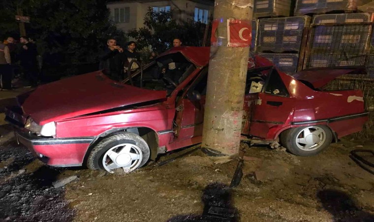 Beton direğe çarpan otomobil kağıt gibi ezildi: 1 ölü