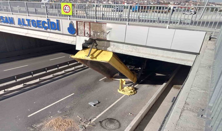 Beylikdüzünde faciadan dönüldü: Açık unutulan hafriyat kamyonunun dorsesi alt geçitte takıldı