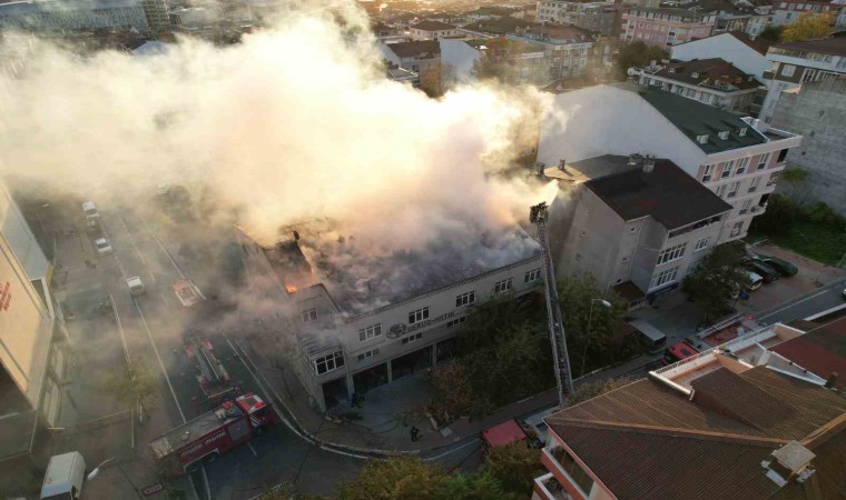 Beylikdüzünde korkutan çatı yangını