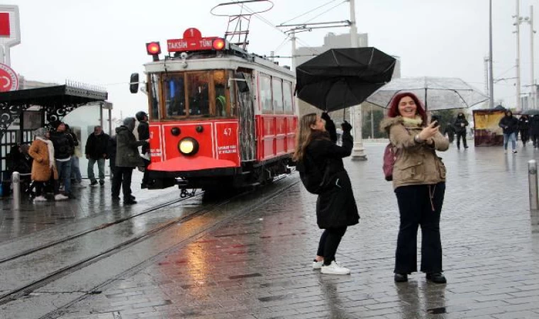 Beyoğlu ve Tuzla’da fırtına ile sağanak yağış etkisini sürdürüyor