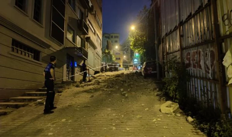 Beyoğlu’nda metruk binadan beton parçaları düştü; 3 otomobil hasar gördü