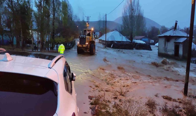 Bingölde selde mahsur kalan 2 çoban ve 30 hayvan kurtarıldı