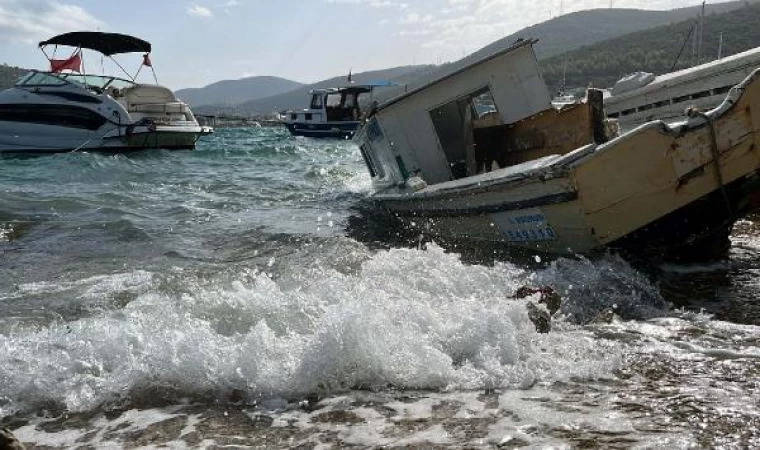 Bodrum’da demirli bulunan 2 tekne, fırtına nedeniyle parçalandı