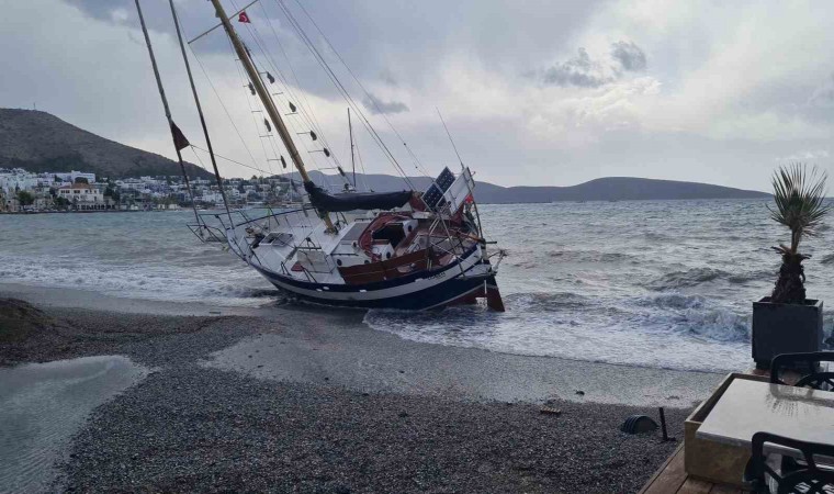 Bodrumda düzensiz göçmen teknesi karaya vurdu