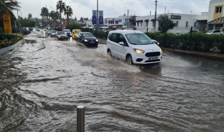 Bodrum’da sağanak yağmur; cadde ve sokaklar nehre döndü