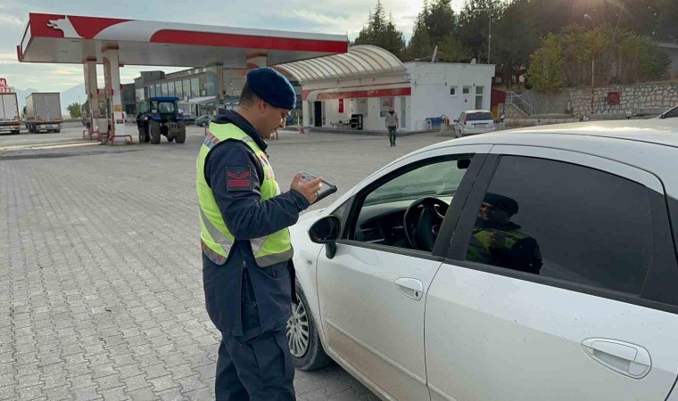 Bolvadinde jandarma ekiplerinden asayiş ve trafik denetimi