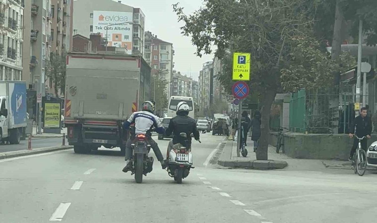 Bozulan motosikleti ayağıyla ittirerek götürdü