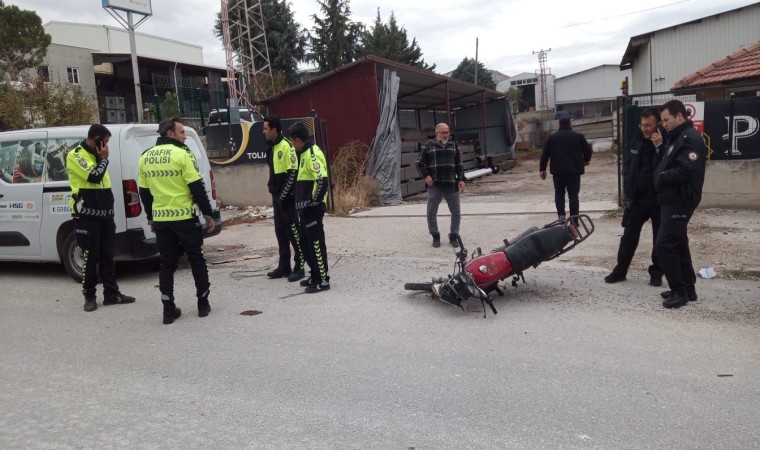 Burdurda motosikleti ile yol kenarındaki kamyonete çarpan sürücü yaralandı