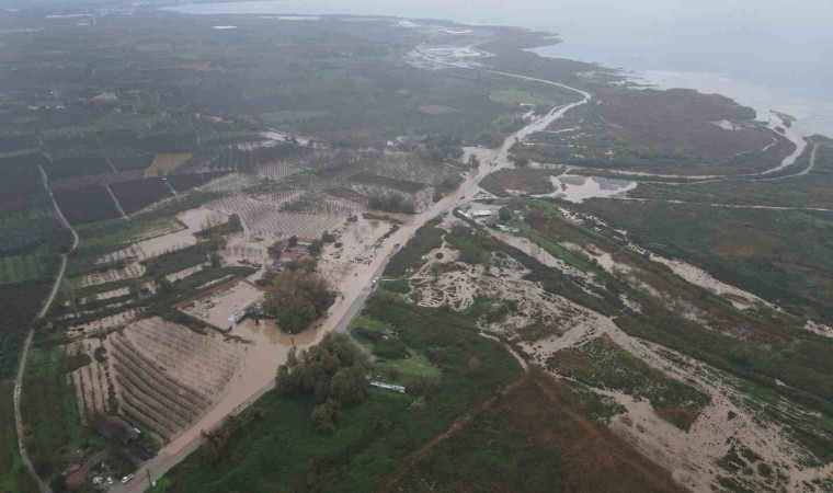 Bursa İznikte taşan dereye belediye ekipleri müdahale etti