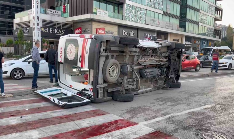 Bursada ambulans kaza yaptı: 1i sağlık personeli 3 kişi yaralandı