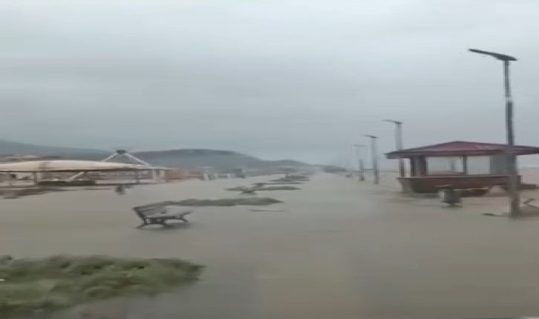 Bursada deniz karayla birleşti, yollar göle döndü