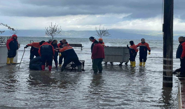 Bursada fırtına hayatı felç etti, deniz karayla birleşti