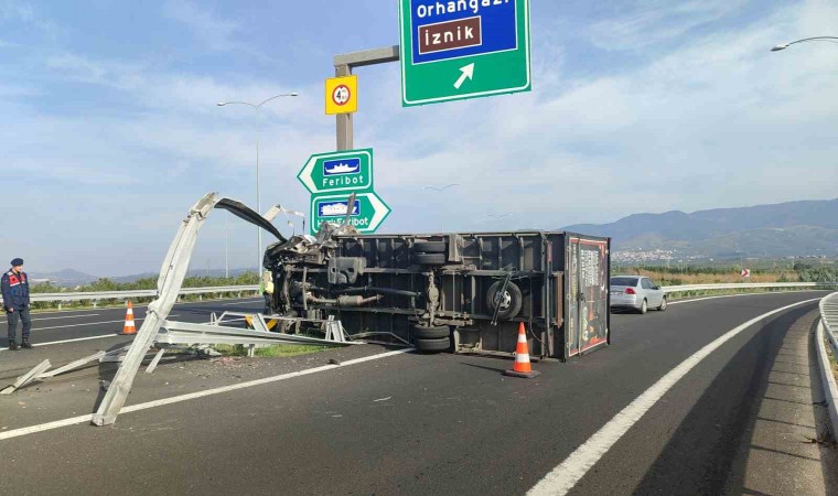 Bursada kamyonet bariyere saplandı