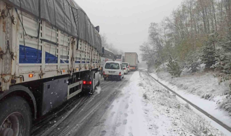 Bursada kar yağışı sebebiyle yol kapandı