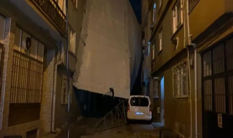 Bursa’da lodos etkili oldu; ağaçlar devrildi, uçan çatı parçası otomobilin üzerine düştü (2)