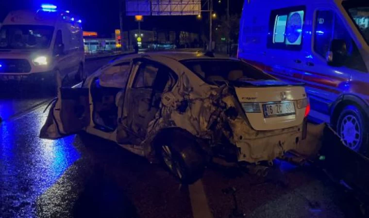 Bursa’da otomobil bariyerlere çarptı; 5 yaralı