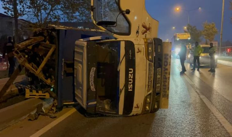 Bursa’da palet yüklü kamyonet devrildi