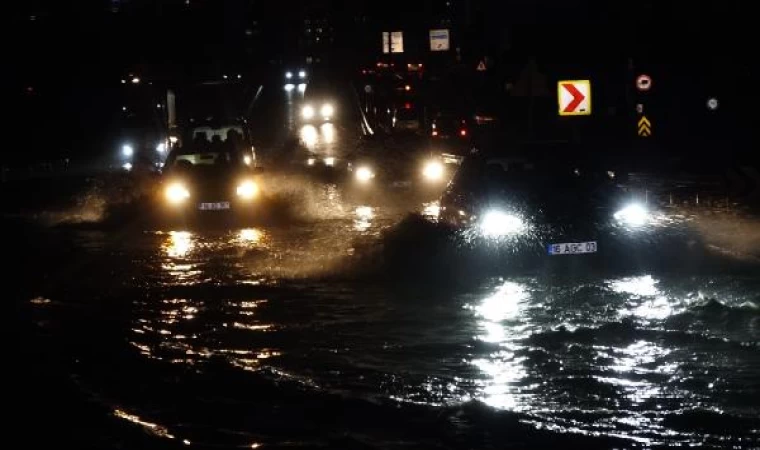 Bursa’da sağanak; cadde ve sokaklar suyla doldu