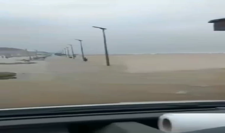 Bursa’da sağanak ve fırtına; taşan deniz suyu caddede 50 metre içeri girdi