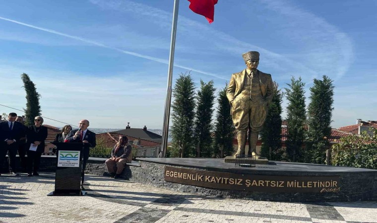 Büyükçekmecede Atatürk anıtı açıldı