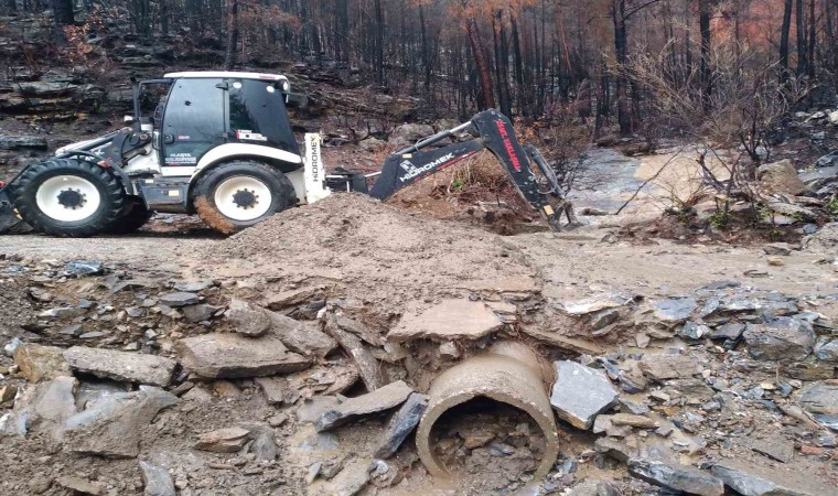 Büyükşehir ekipleri kapanan yolları açtı