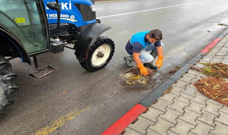 Büyükşehir ve MASKİ ekipleri, sağanak yağışa karşı sahada