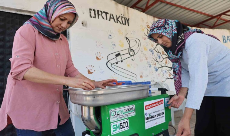 Büyükşehirden Kumlucalı kadınlara domates sıkma makinesi