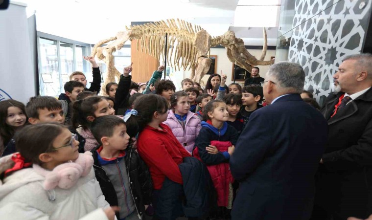 Büyükşehirin 7,5 milyon yıllık fosil sergisi miniklerin ilgi odağı oldu