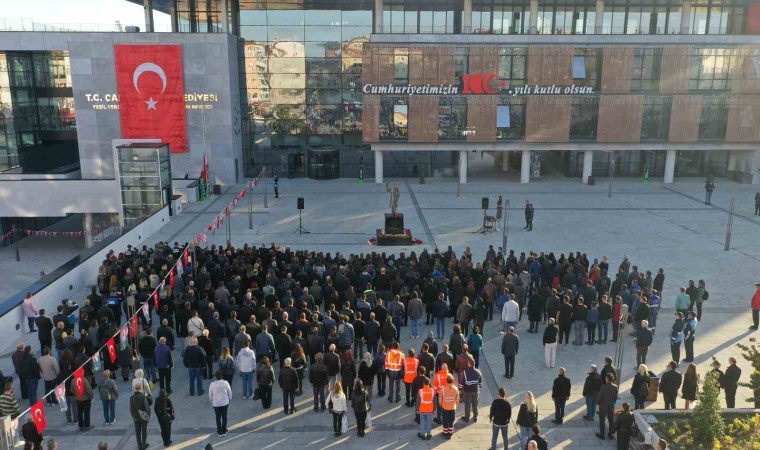 Çanakkale Belediyesi çalışanları, 100üncü Yıl Meydanında Atatürkü andı