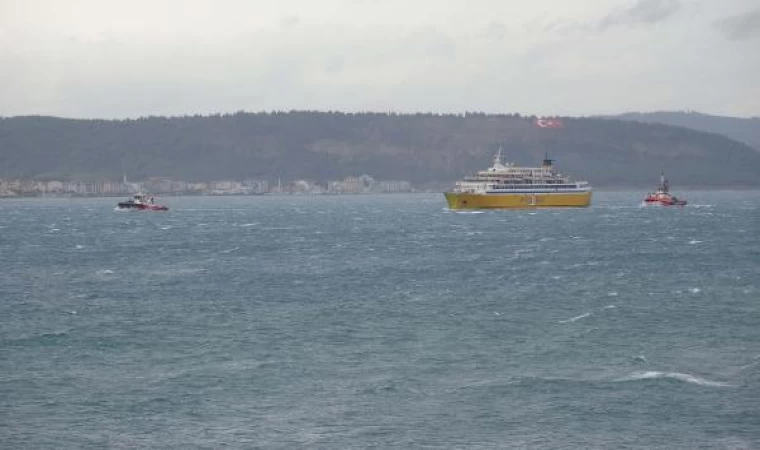 Çanakkale Boğazı’nda arızalanan yolcu gemisi sürüklendi (2)