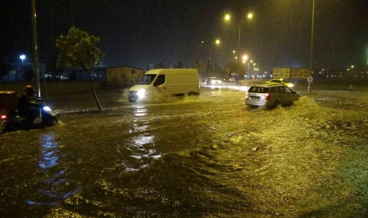 Çanakkalede cadde ve sokaklar göle döndü