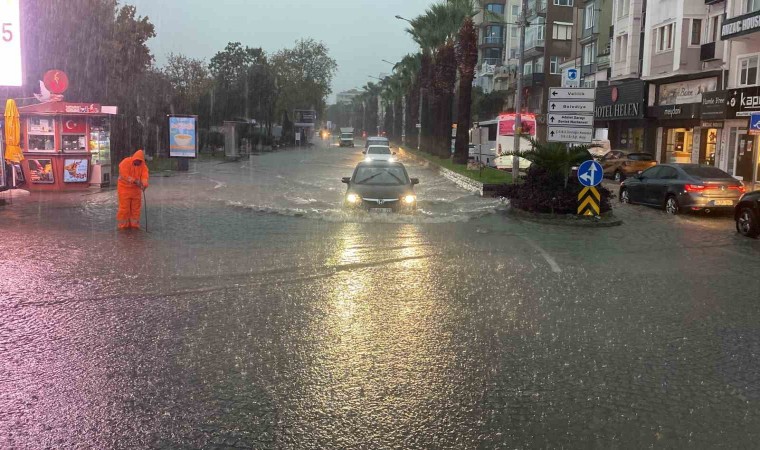 Çanakkalede cadde ve sokaklar göle döndü