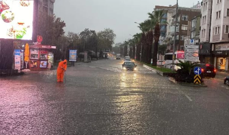 Çanakkale’de sağanak; cadde ve sokaklar suyla doldu