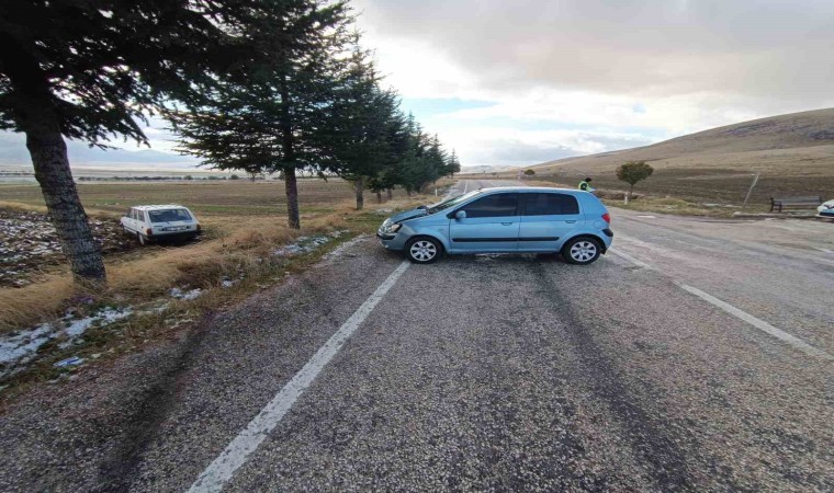 Çarpışan otomobillerin sürücüleri yaralandı