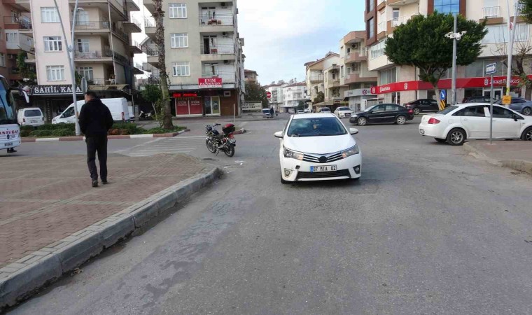 Çarpıştığı otomobilin camına başını çarpan motosikletli ağır yaralandı