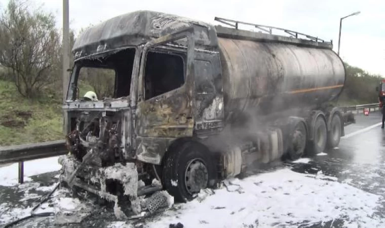 Çatalca’da lastiği patlayan tanker alev alev yandı 