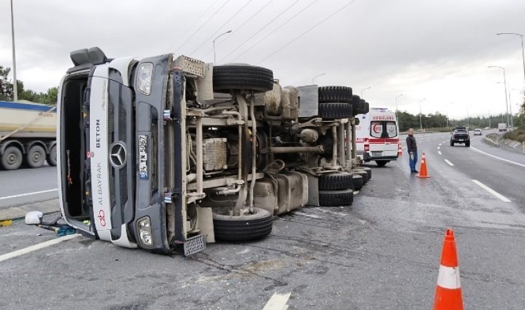 Çekmeköyde beton mikseri devrildi: 1 yaralı