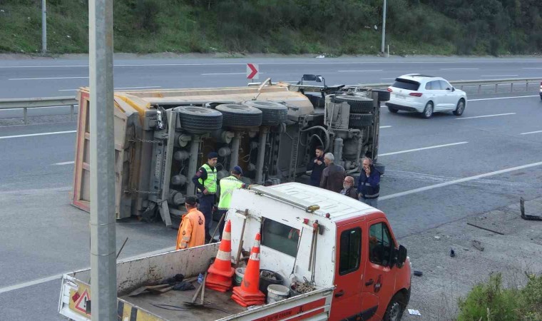 Çekmeköyde hafriyat kamyonu devrildi: 2 yaralı