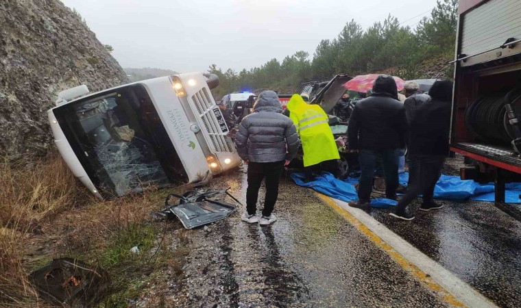 Cenazeye gidenleri taşıyan midibüs ile otomobil çarpıştı: 1 ölü, 3 yaralı…(düzeltme)