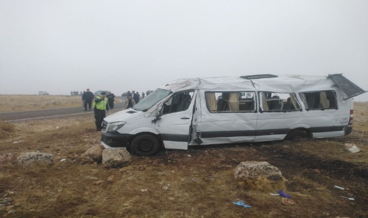 Cenazeye gidenleri taşıyan minibüs devrildi: 2si ağır 18 yaralı