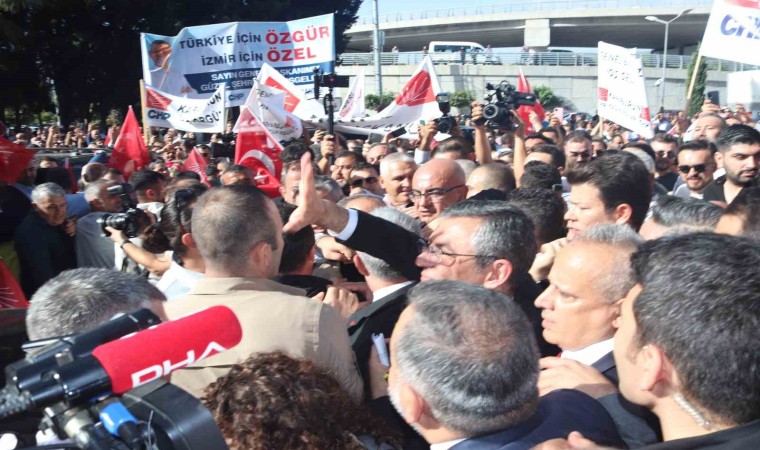 CHPnin yeni Genel Başkanı Özgür Özel, İzmirde partililer tarafından karşılandı