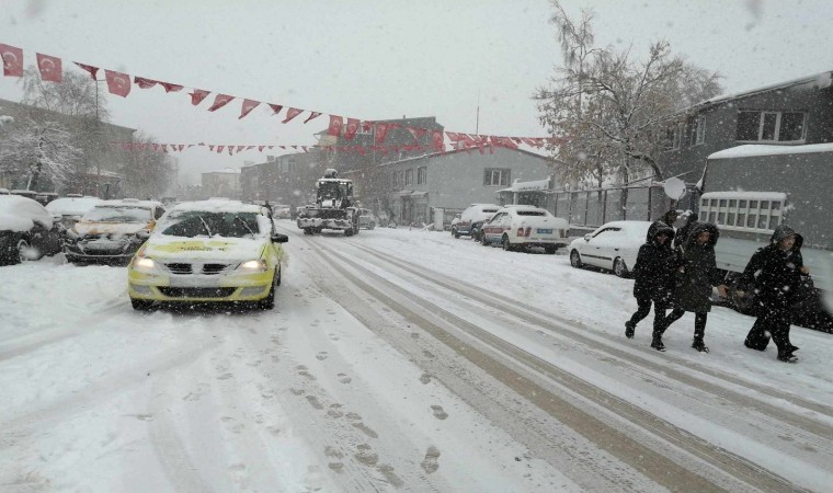 Çıldır B-beyaz gelinliğini giydi