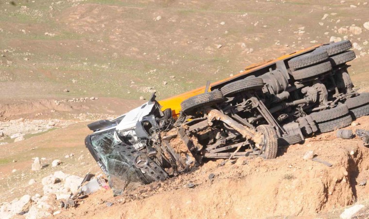 Cizrede freni boşan kömür yüklü kamyon şarampole devrildi: 1 yaralı