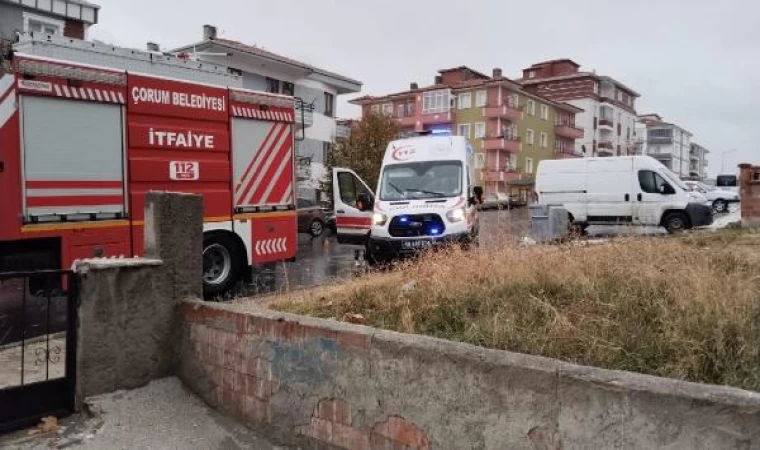 Çorum’da fırtına; binaya yıldırım isabet etti, ağaçlar devrildi